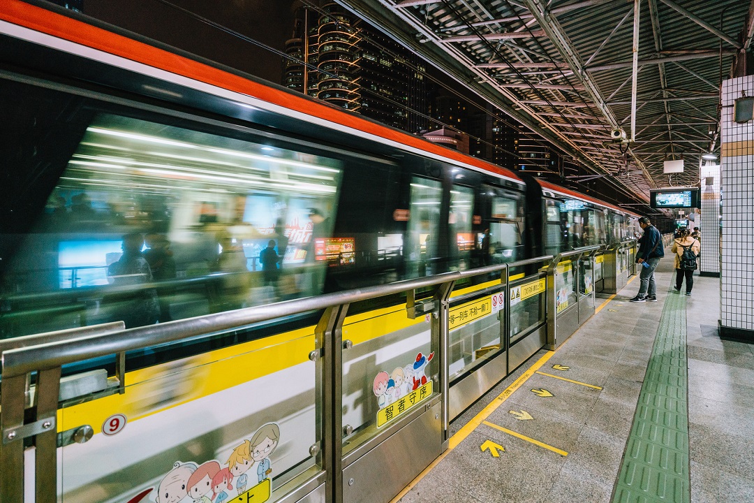 深圳地铁运营受台风圆规影响 限速或停运