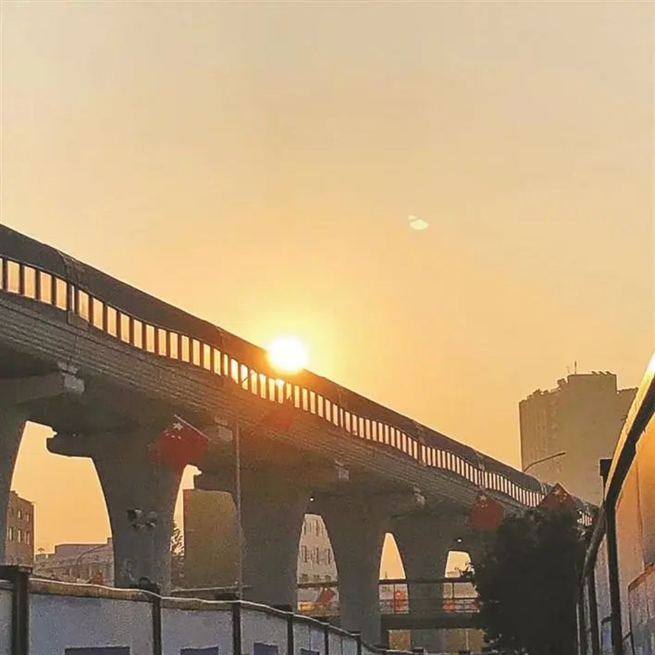 1月3日陈立江在前往笔试考场的路上拍摄朝阳。图片来源：深圳晚报